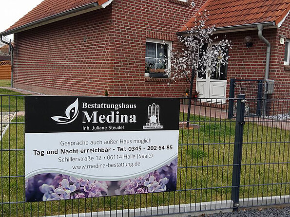 Werbeplane für Bestatter Medina 